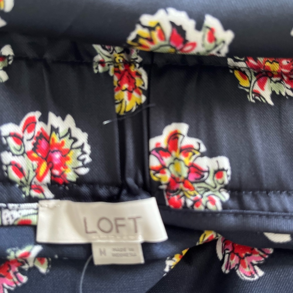 Ann Taylor LOFT | Black & Boho Floral Wrap-Style Silk/Satin Skirt Women's Medium - Picture 4 of 4